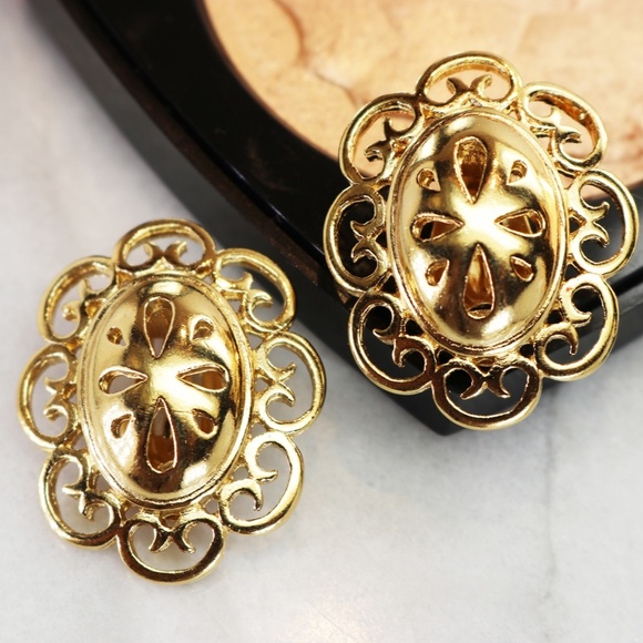 ⚜️ Vintage Givenchy Gold Clip On Earrings ⚜️ - Picture 5 of 12